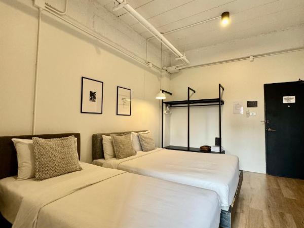 The51Hometel : photo 7 de la chambre chambre triple avec salle de bains privative