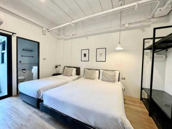 The51Hometel : photo 3 de la chambre chambre triple avec salle de bains privative