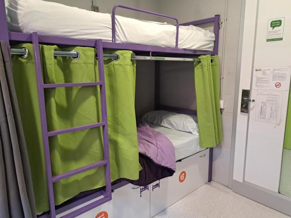 Scout Madrid Hostel : photo 3 de la chambre lit dans dortoir femmes de 6 lits avec salle de bains commune
