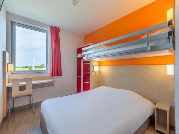 Première Classe Chartres Sud - Barjouville : photo 1 de la chambre chambre triple avec 1 lit superposé et 1 lit double