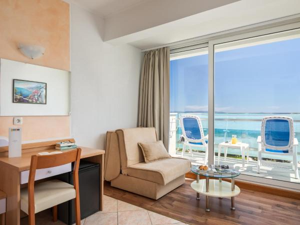 Hotel Mimosa Lido Palace - Maslinica Hotels & Resorts : photo 9 de la chambre chambre double avec balcon - vue sur mer