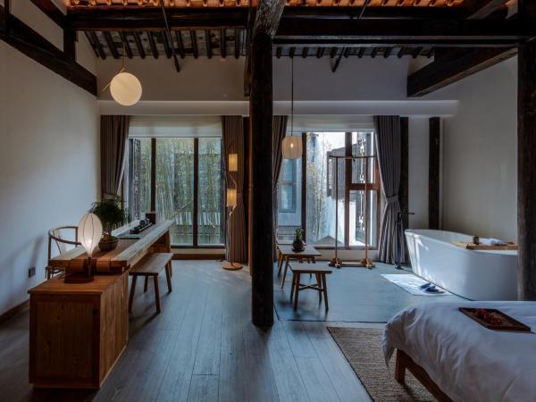 Uin Oriental Hotel : photo 4 de la chambre chambre lit king-size - vue sur jardin