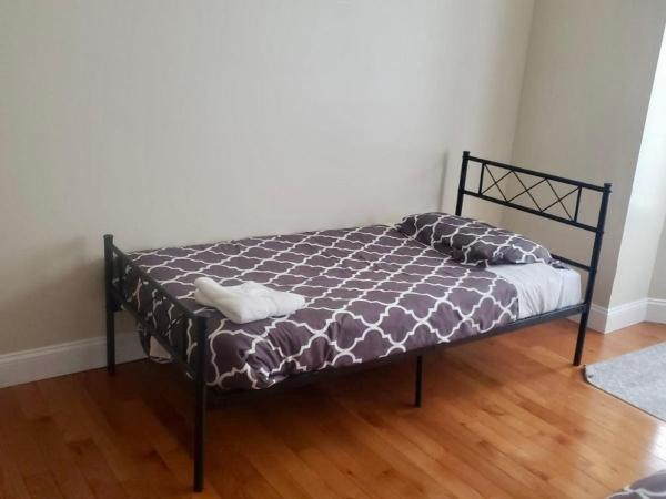 Newly Renovated Guest Rooms near Transportation : photo 8 de la chambre chambre lit queen-size 