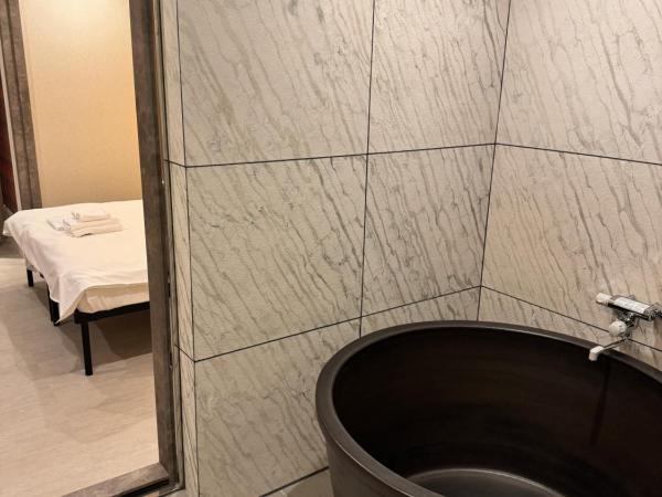 Hotel Be-zen shimanouchi : photo 3 de la chambre chambre lit queen-size avec baignoire spa