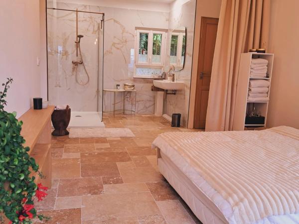 Bastide de Marie Grasse : photo 5 de la chambre chambre lit king-size - vue sur montagne