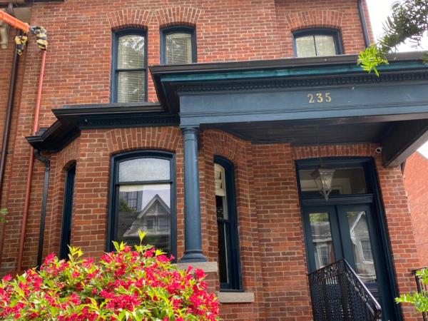 Downtown Luxury Victorian Retreat : photo 6 de la chambre chambre lit queen-size de luxe - vue sur jardin