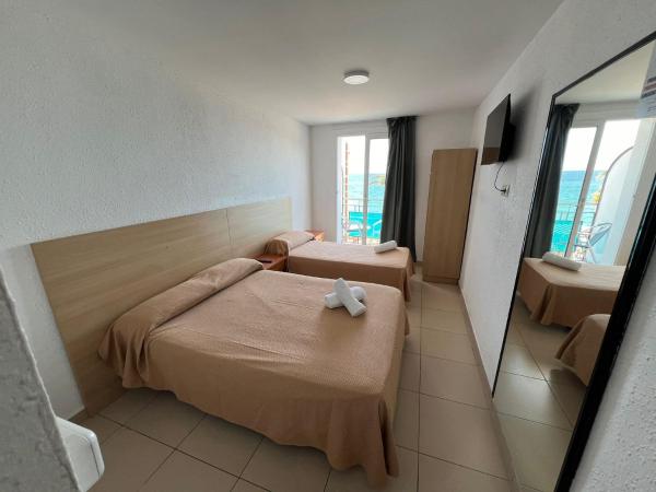 Hostal Mozaik Playa : photo 1 de la chambre chambre triple deluxe - vue sur mer