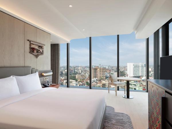 Hilton Kathmandu : photo 8 de la chambre luxueuse chambre king avec balcon