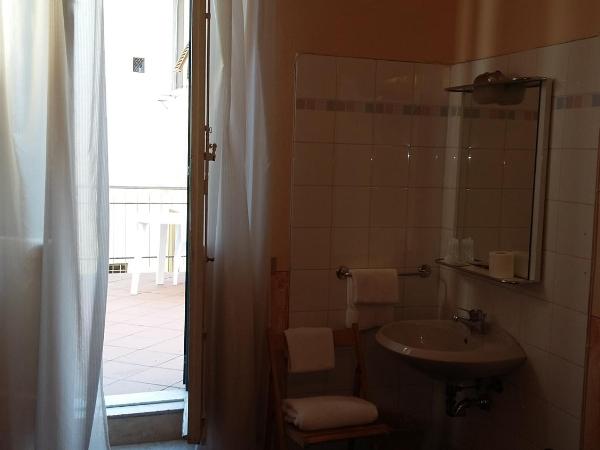 Hotel Monica : photo 4 de la chambre chambre lits jumeaux Économique avec salle de bains commune