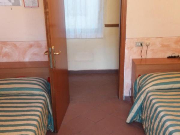Hotel Monica : photo 2 de la chambre chambre lits jumeaux Économique avec salle de bains commune
