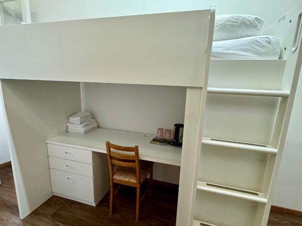 Interlaken saberana studio 11 : photo 1 de la chambre chambre quadruple avec salle de bains privative séparée