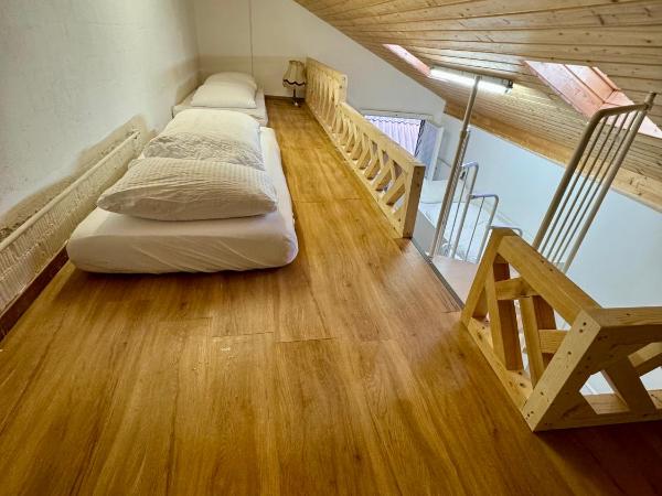 Interlaken saberana studio 11 : photo 4 de la chambre chambre quadruple avec salle de bains privative séparée