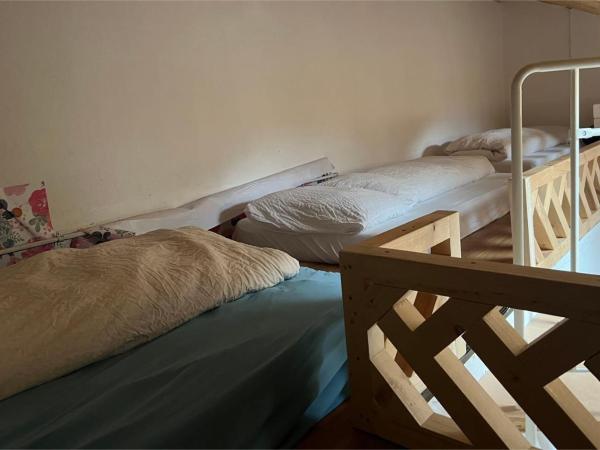 Interlaken saberana studio 11 : photo 5 de la chambre chambre quadruple avec salle de bains privative séparée