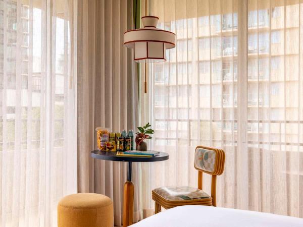 Wayfinder Waikiki : photo 2 de la chambre chambre lit king-size avec balcon