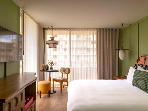Wayfinder Waikiki : photo 1 de la chambre chambre lit king-size avec balcon