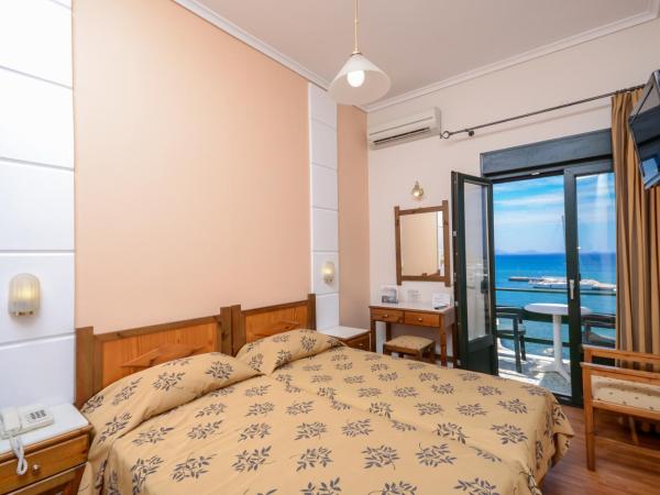 Hotel Coronis : photo 2 de la chambre chambre lits jumeaux avec vue sur le port