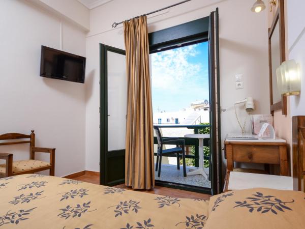 Hotel Coronis : photo 2 de la chambre chambre lits jumeaux avec vue sur ville