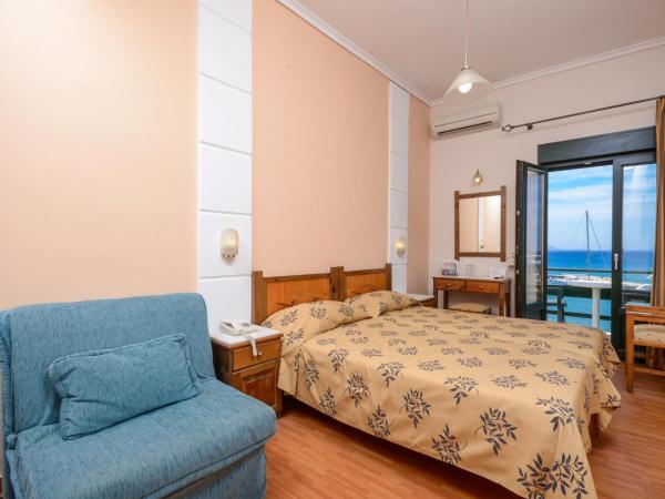 Hotel Coronis : photo 2 de la chambre chambre lits jumeaux avec canapé-lit et vue sur port