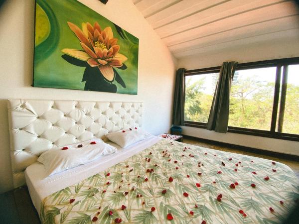 The Eco Palace Hostel : photo 4 de la chambre chambre supérieure - vue partielle sur mer