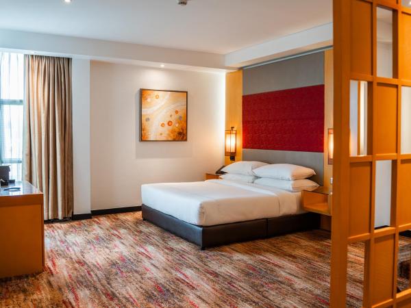 The Waterfront Hotel Kuching : photo 3 de la chambre junior king suite (compound view)