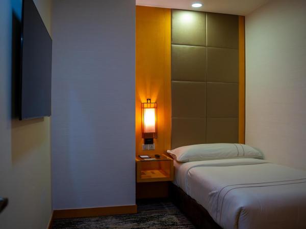 The Waterfront Hotel Kuching : photo 2 de la chambre waterfront premier 2 bedroom suite (river view)