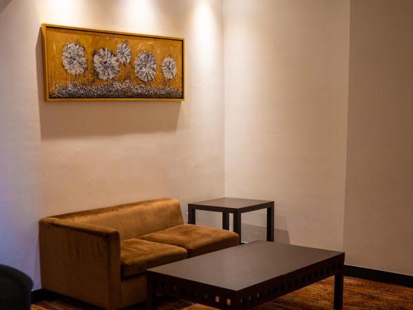 The Waterfront Hotel Kuching : photo 4 de la chambre junior king suite (compound view)