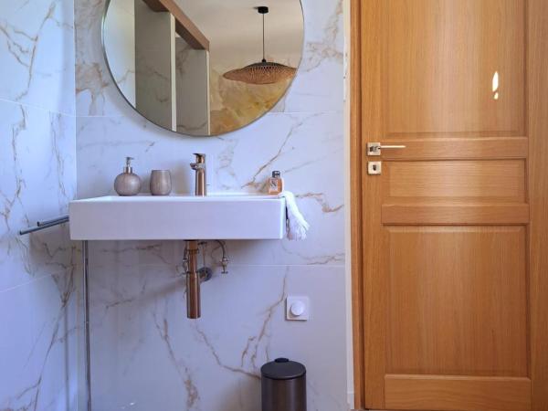 Bastide de Marie Grasse : photo 3 de la chambre chambre lit king-size - vue sur montagne