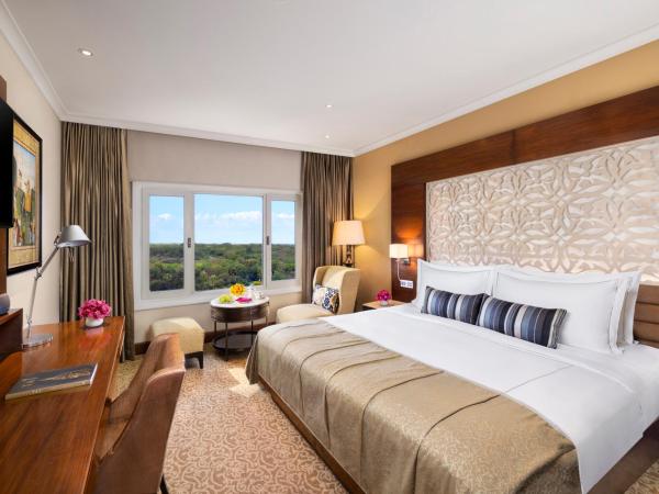 Taj Palace, New Delhi : photo 2 de la chambre luxury room king bed diplomatic enclave view
