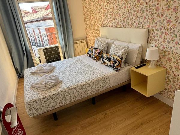 Hostal Flat55Madrid : photo 1 de la chambre chambre double extérieure avec salle de bains commune