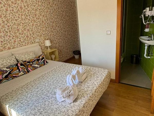 Hostal Flat55Madrid : photo 1 de la chambre chambre double avec salle de bains privative