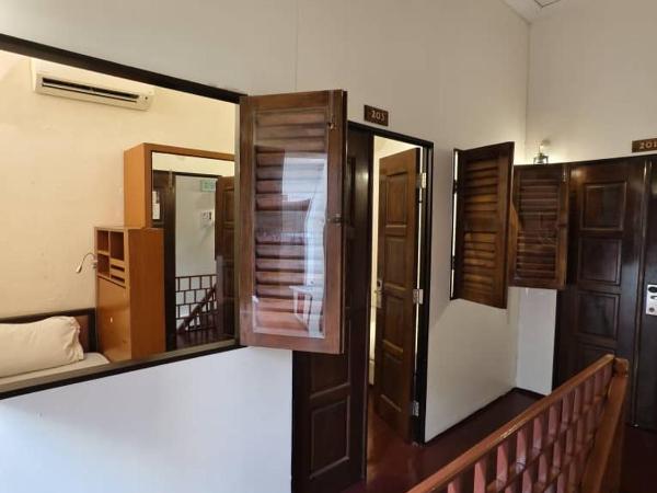 Red Inn Court : photo 8 de la chambre chambre lits jumeaux standard avec salle de bains commune