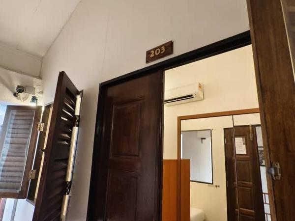 Red Inn Court : photo 9 de la chambre chambre lits jumeaux standard avec salle de bains commune