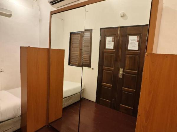 Red Inn Court : photo 10 de la chambre chambre lits jumeaux standard avec salle de bains commune