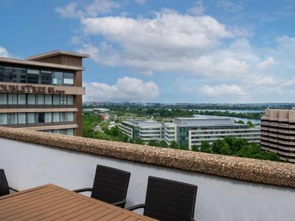 DoubleTree by Hilton Washington DC - Crystal City : photo 5 de la chambre suite king 1 chambre avec balcon