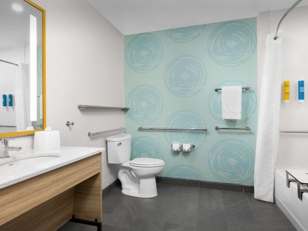 Tru by Hilton Jacksonville West I 295 : photo 3 de la chambre chambre lit king-size avec baignoire - accessible aux personnes à mobilité réduite