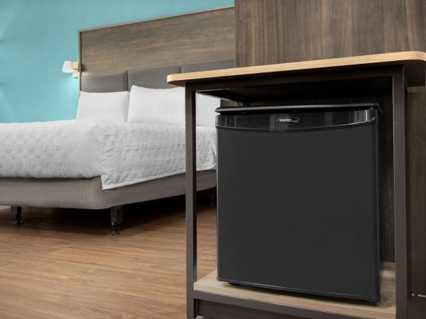 Tru by Hilton Jacksonville West I 295 : photo 3 de la chambre chambre lit king-size avec douche à l'italienne