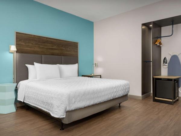 Tru by Hilton Jacksonville West I 295 : photo 1 de la chambre chambre lit king-size avec baignoire - accessible aux personnes à mobilité réduite