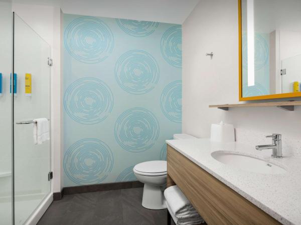 Tru by Hilton Jacksonville West I 295 : photo 4 de la chambre chambre lit king-size avec douche à l'italienne