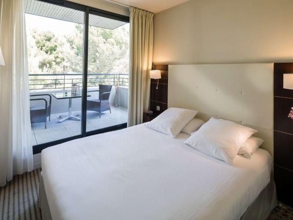Mercure Aix-en-Provence La Duranne Gare TGV : photo 1 de la chambre suite lit queen-size avec canapé-lit et terrasse