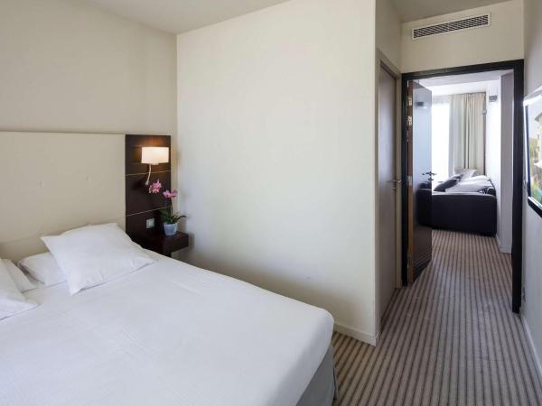 Mercure Aix-en-Provence La Duranne Gare TGV : photo 2 de la chambre suite lit queen-size avec canapé-lit et terrasse