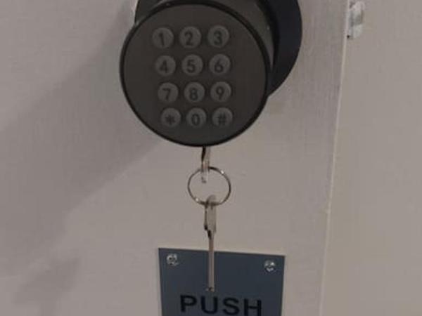 St Pancras Private Rooms : photo 9 de la chambre chambre double standard avec salle de bains commune