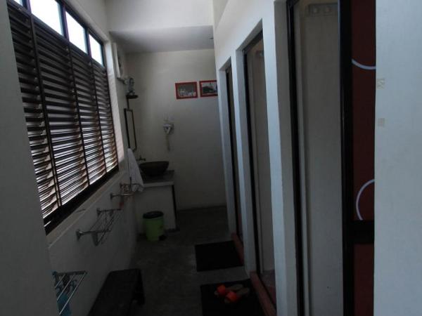 Red Inn Court : photo 2 de la chambre chambre lits jumeaux standard avec salle de bains commune