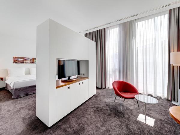 Hilton Garden Inn Stuttgart NeckarPark : photo 3 de la chambre suite junior avec lit king-size 