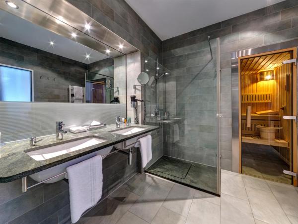 Hilton Garden Inn Stuttgart NeckarPark : photo 4 de la chambre suite junior avec lit king-size 
