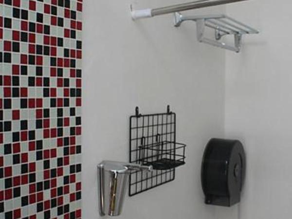 Red Inn Court : photo 4 de la chambre chambre lits jumeaux standard avec salle de bains commune