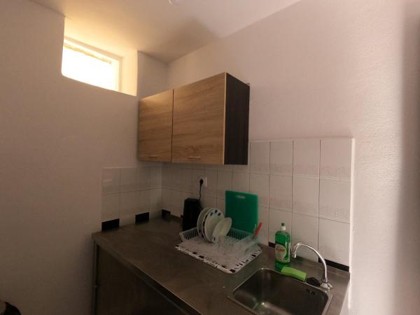 Rhodes Youth Hostel Adults only 18-40 : photo 4 de la chambre lit simple dans dortoir pour femmes