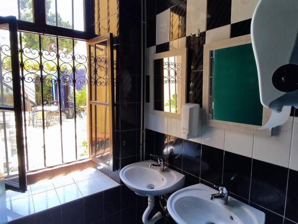 Rhodes Youth Hostel Adults only 18-40 : photo 5 de la chambre lit simple dans dortoir pour femmes