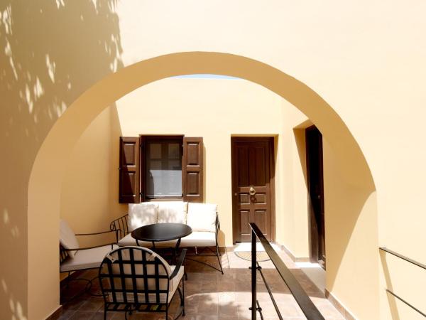 Elaia-Fos : photo 1 de la chambre suite deluxe avec lit king-size