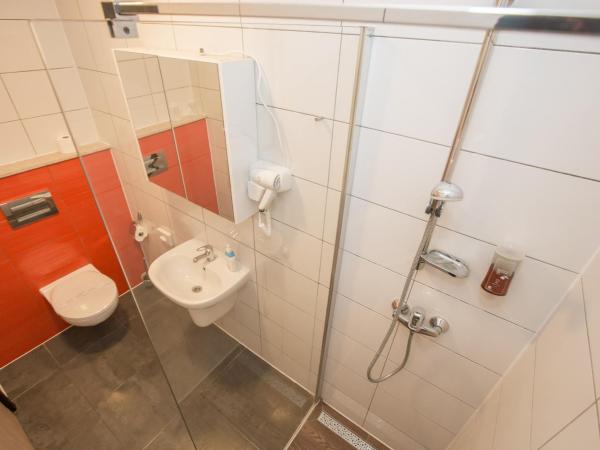 Villa Monsena : photo 5 de la chambre petite chambre double