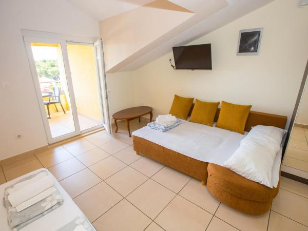 Villa Monsena : photo 2 de la chambre chambre familiale (2 adultes et 2 enfants)